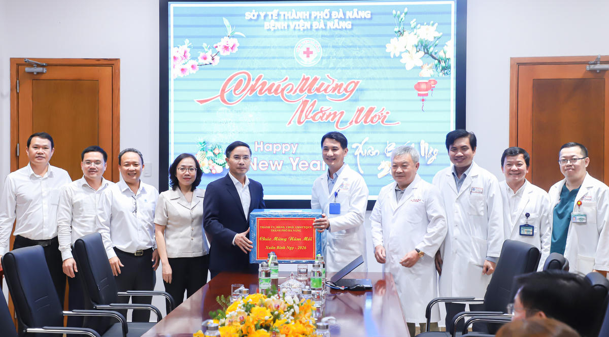 Ông Phạm Đức Ấn thăm, tặng quà Bệnh viện Đà Nẵng. Ảnh: Nguyễn Tú.