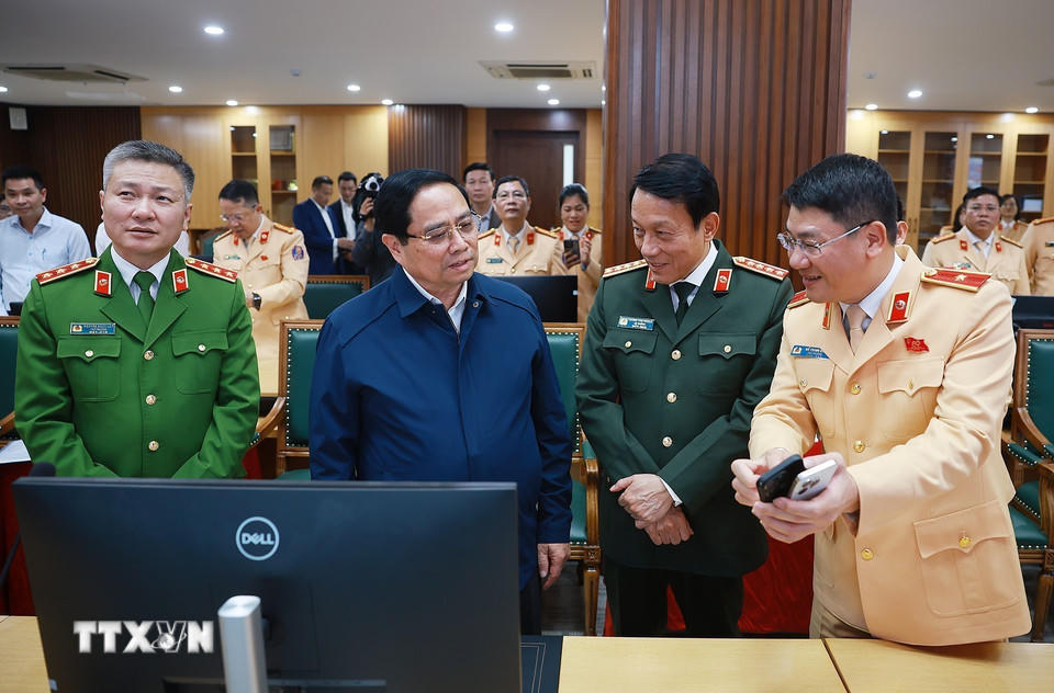 Thủ tướng Phạm Minh Chính thực hiện thao tác nhắn tin chúc Tết người tham gia giao thông qua ứng dụng giao thông. (Ảnh: Dương Giang/TTXVN).