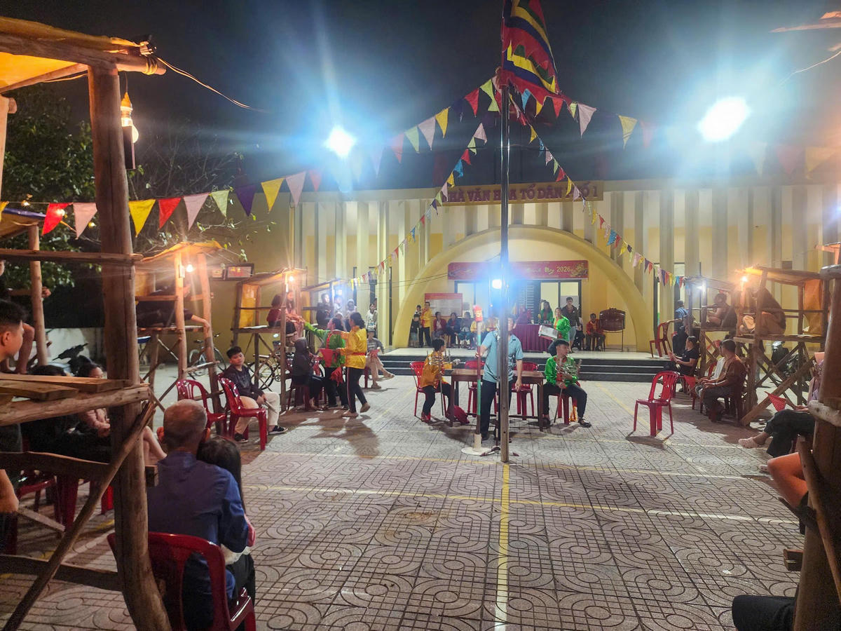 



Hội bài chòi Tết Bính Ngọ 2026 ở TDP 1 Nam Lý được dựng 11 chòi, gồm 10 chòi cho người chơi và 1 chòi ở trung tâm cho những người tổ chức, điều khiển hội chơi. Ảnh: XT.



