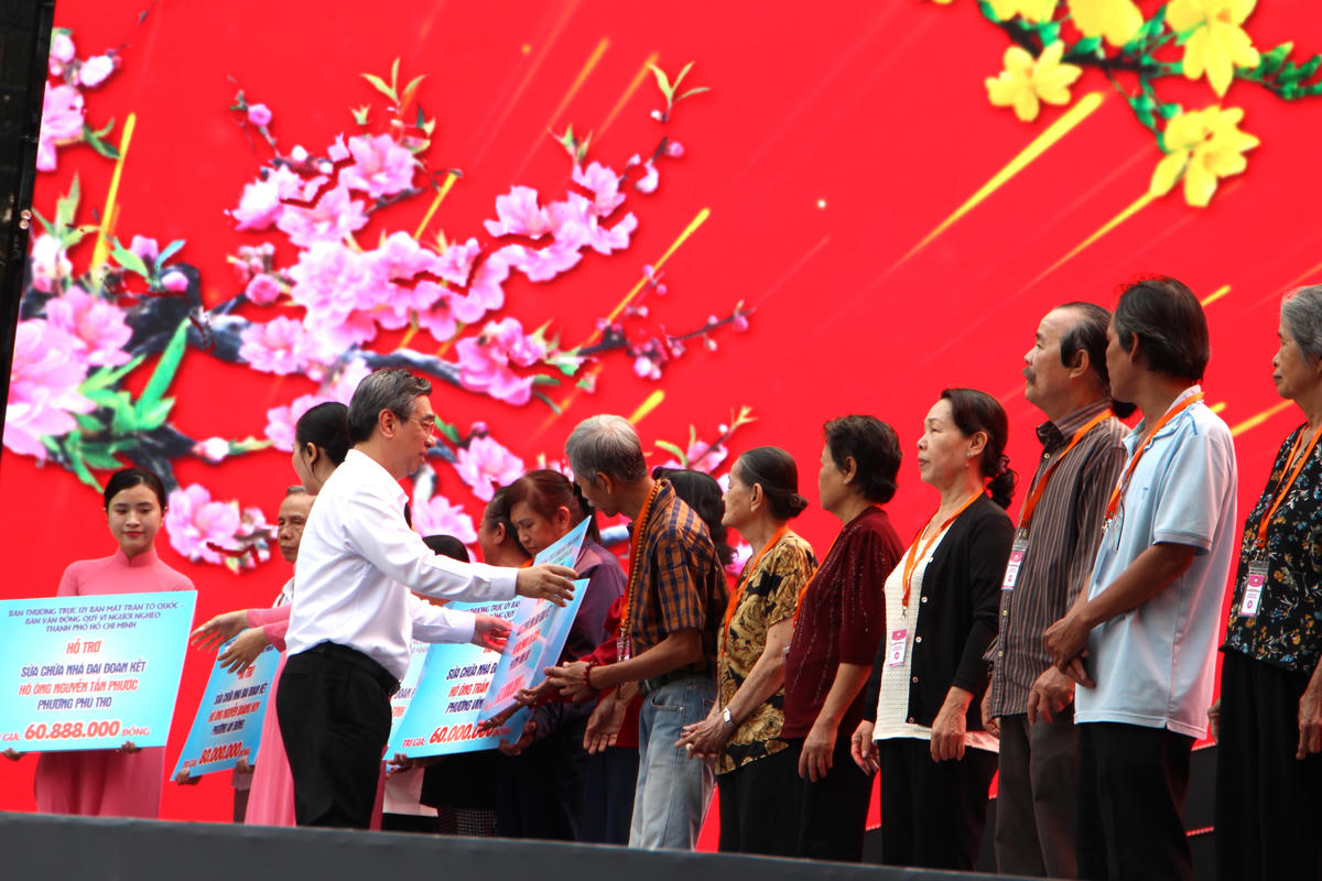 Ông Nguyễn Phước Lộc – Uỷ viên Trung ương Đảng, Phó Bí thư Thành uỷ, Chủ tịch Ủy ban Mặt trận Tổ quốc Việt Nam TP Hồ Chí Minh trao hỗ trợ kinh phí cho các hộ có hoàn cảnh khó khăn sửa nhà Đại đoàn kết. Ảnh: Q.Đ.