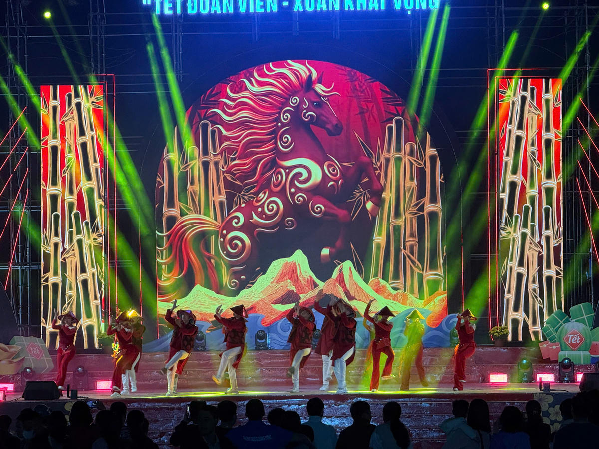 Những tiết mục văn nghệ chào mừng năm mới 2026. Ảnh: Nguyễn Tín.