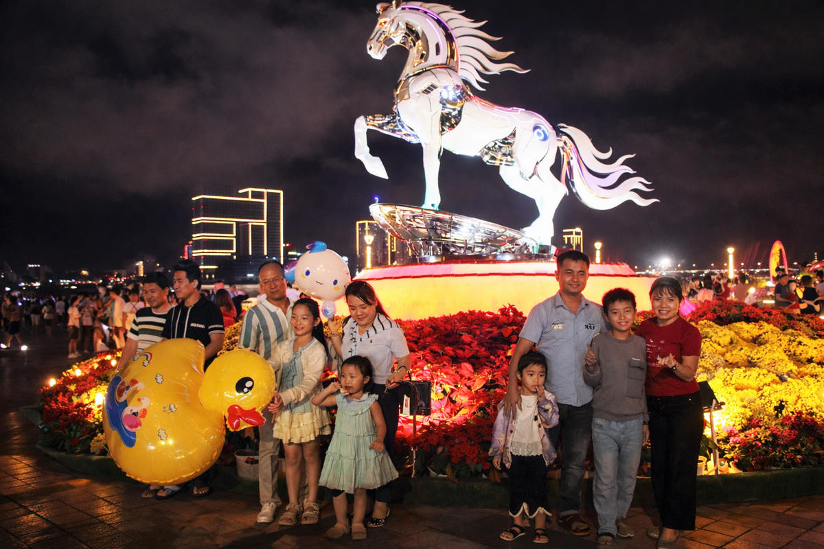 Nhiều người check-in cùng siêu phẩm Kim Mã 4.0. Ảnh: Chí Đại.