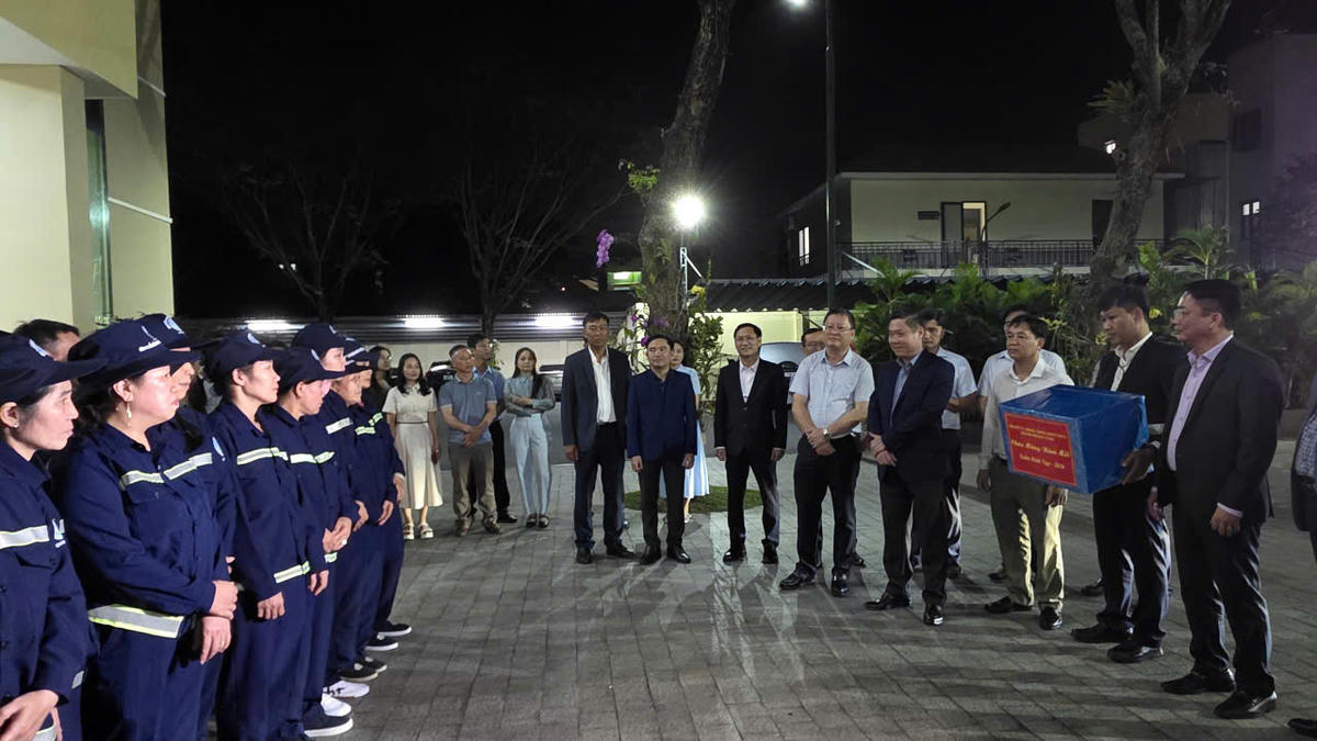 Phó Chủ tịch UBND TP Đà Nẵng Phan Thái Bình thăm hỏi, sức khỏe công nhân. Ảnh: Chí Đại.