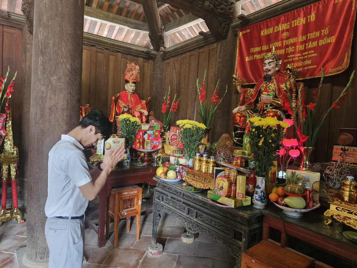 Người dân vùng đất cổ Biện Thượng, nơi phát tích của 12 đời chúa Trịnh cầu mong một năm mới bình an, hạnh phúc. Ảnh: Đình Minh