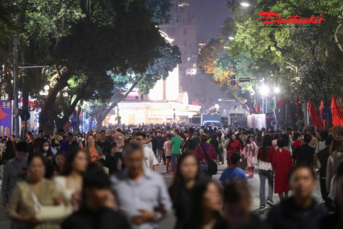 



Dòng người từ khắp ngả đường đổ về khu vực hồ Hoàn Kiếm mỗi lúc một đông, tạo nên bầu không khí rộn ràng, náo nức trước thời khắc giao thừa.