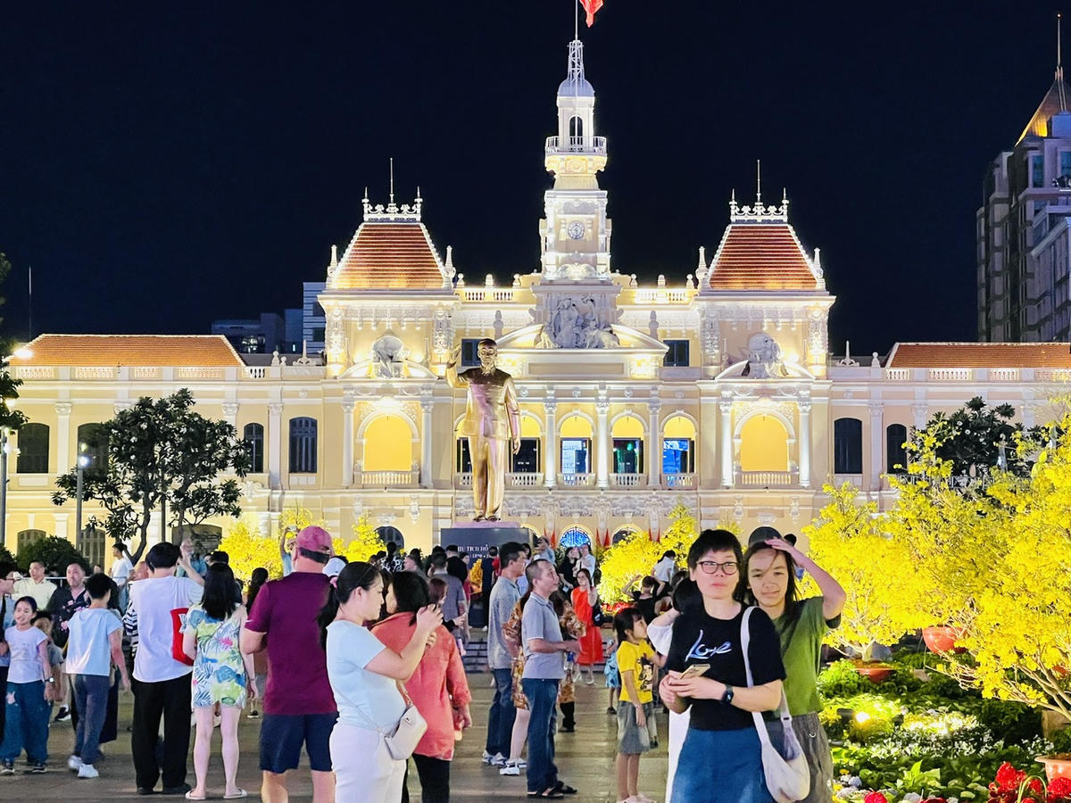 Đông đảo người dân đổ về đường Nguyễn Huệ ngay chân tượng đài Chủ tịch Hồ Chí Minh để chụp hình chào đón năm mới. Ảnh: Thanh Thuỷ.