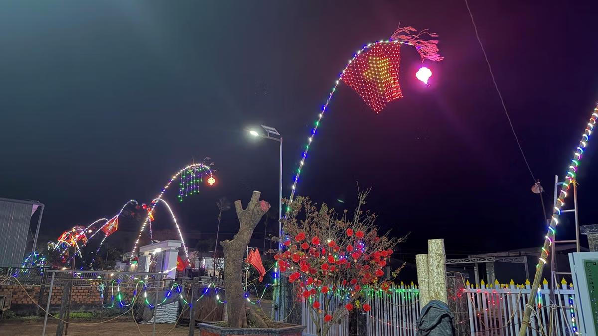 
Cây nêu bừng sáng trên đường làng Ia Kha. Ảnh: Đình Sang.
