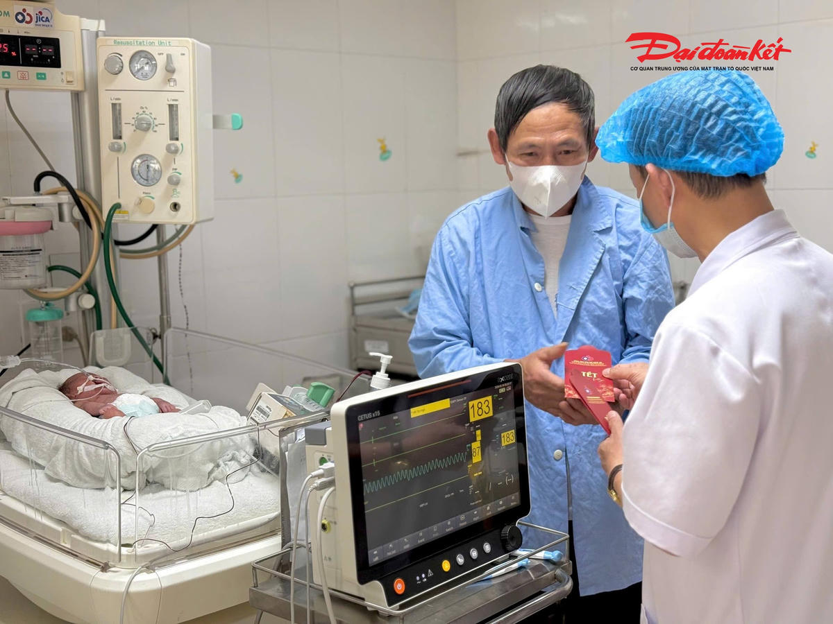 Tại Bệnh viện Sản Nhi Nghệ An khi thời khắc giao thừa tới gần, vẫn còn nhiều sản phụ, em nhỏ phải ở lại điều trị. Thấu hiểu thiệt thòi ấy, bệnh viện đã tổ chức thăm hỏi, trao quà Tết cho toàn bộ bệnh nhân nội trú. Ảnh: ĐB