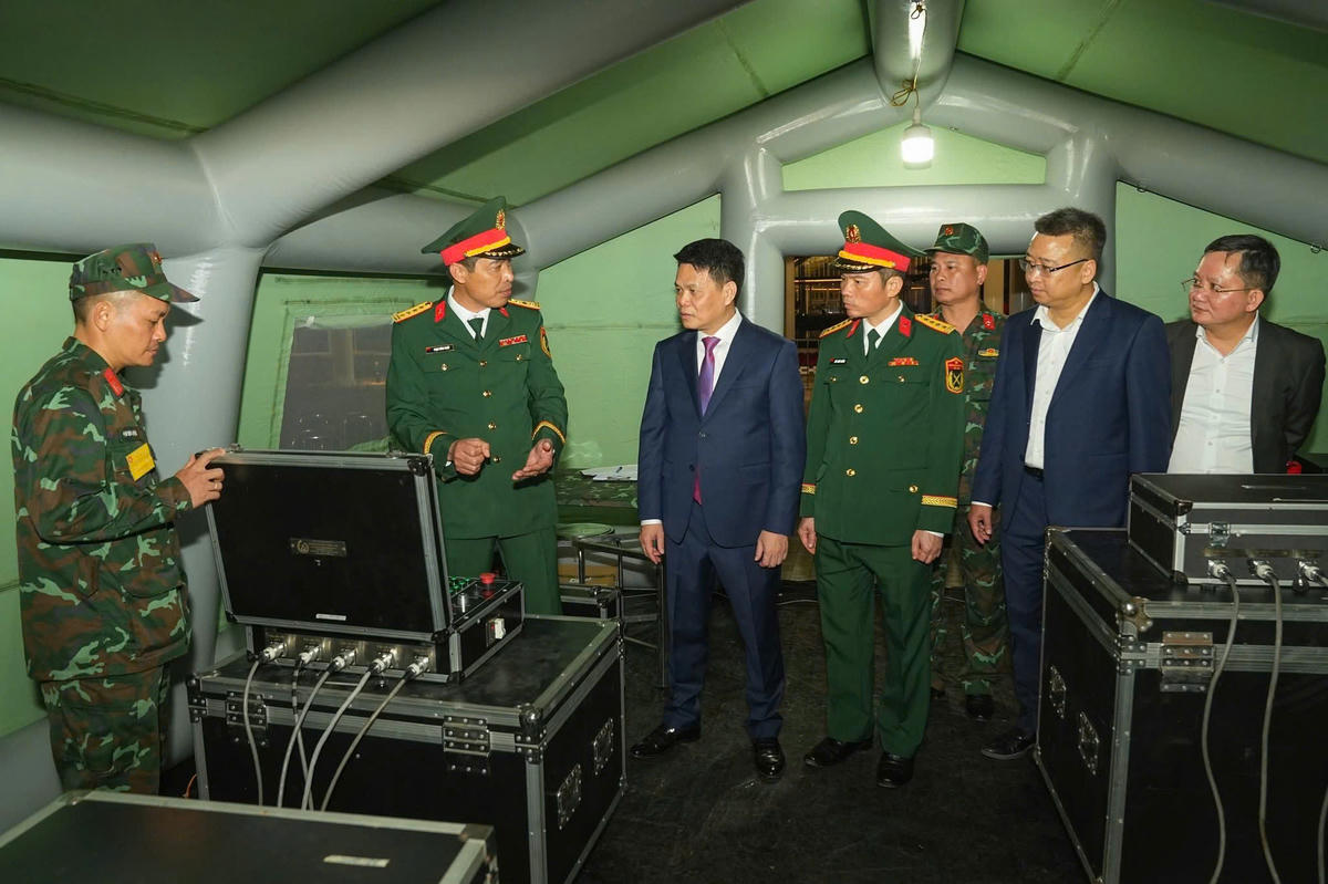 Chủ tịch UBND thành phố Hải Phòng yêu cầu các lực lượng rà soát chặt chẽ quy trình kỹ thuật, bảo đảm bắn đúng kịch bản, đúng thời điểm và an toàn tuyệt đối. Ảnh: ĐT.