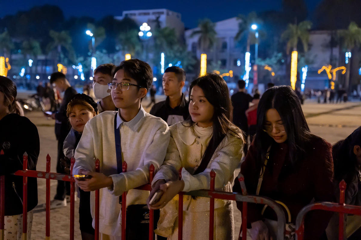 Các bạn trẻ chờ đón thời điểm giao thừa. Ảnh: Đình Minh