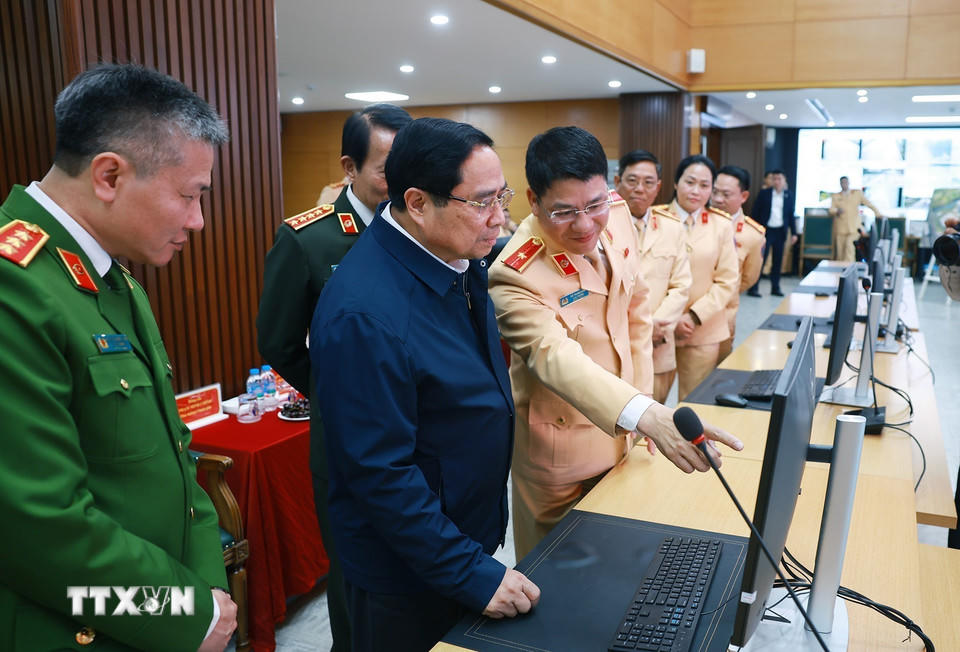Thủ tướng Phạm Minh Chính thực hiện thao tác nhắn tin chúc Tết người tham gia giao thông qua ứng dụng giao thông. (Ảnh: Dương Giang/TTXVN).