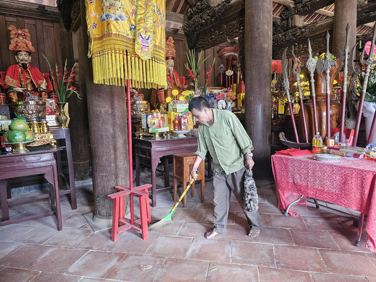 Ông Trịnh Văn Sơn, thủ từ di tích phủ Trịnh quét dọn trong phủ Chúa. Ảnh: Đình Minh