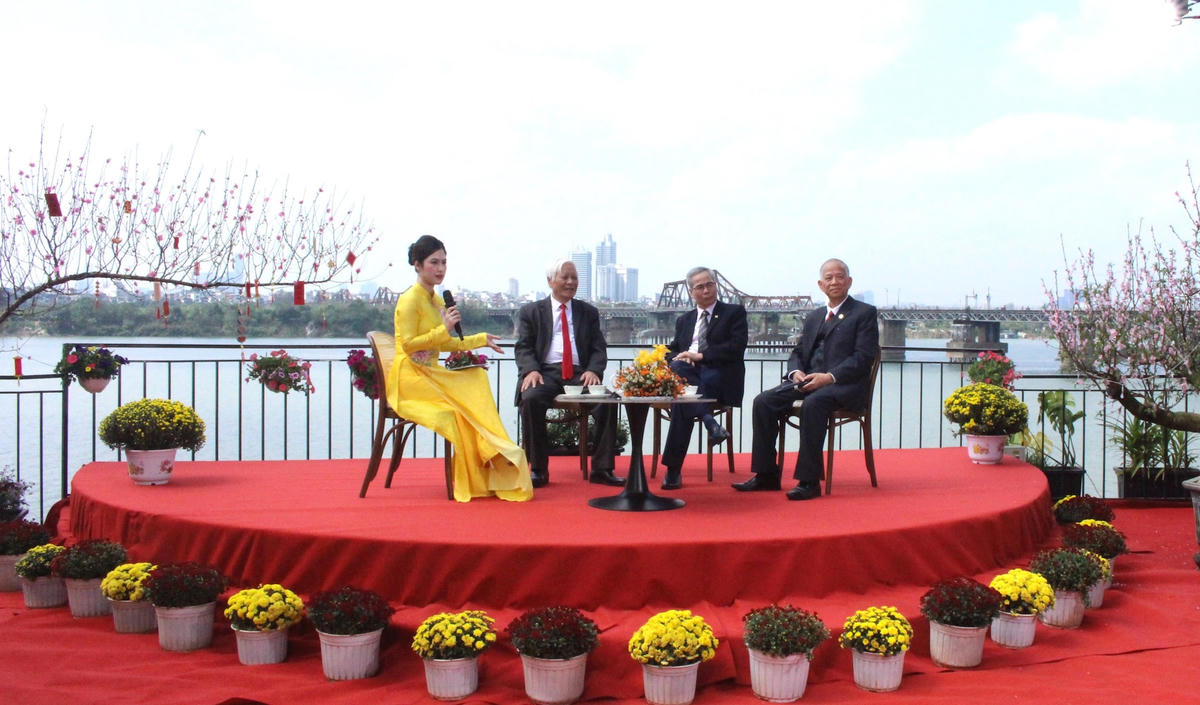 Các đại biểu, chuyên gia tham dự Tọa đàm “Kiến tạo kỳ tích sông Hồng” chiều 16/2. Ảnh: Đình Hiệp