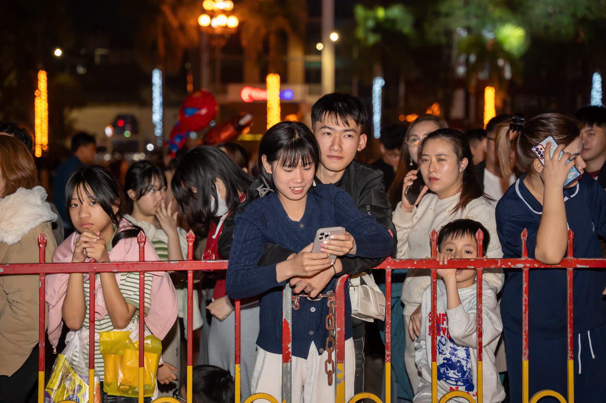 Các bạn trẻ chờ đón khoảnh khắc đêm giao thừa. Ảnh: Đình Minh