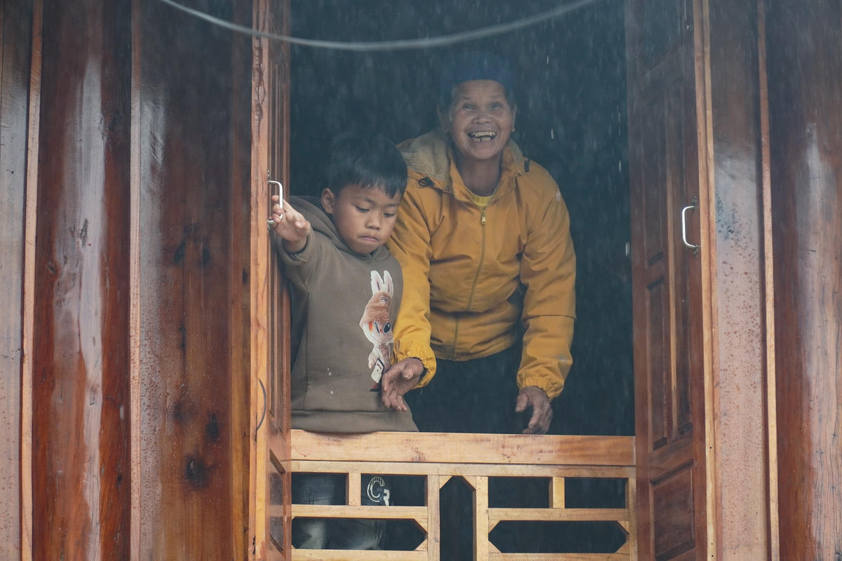 Bà Hoan nở nụ cười tươi chào khách. Ảnh: Đình Minh.