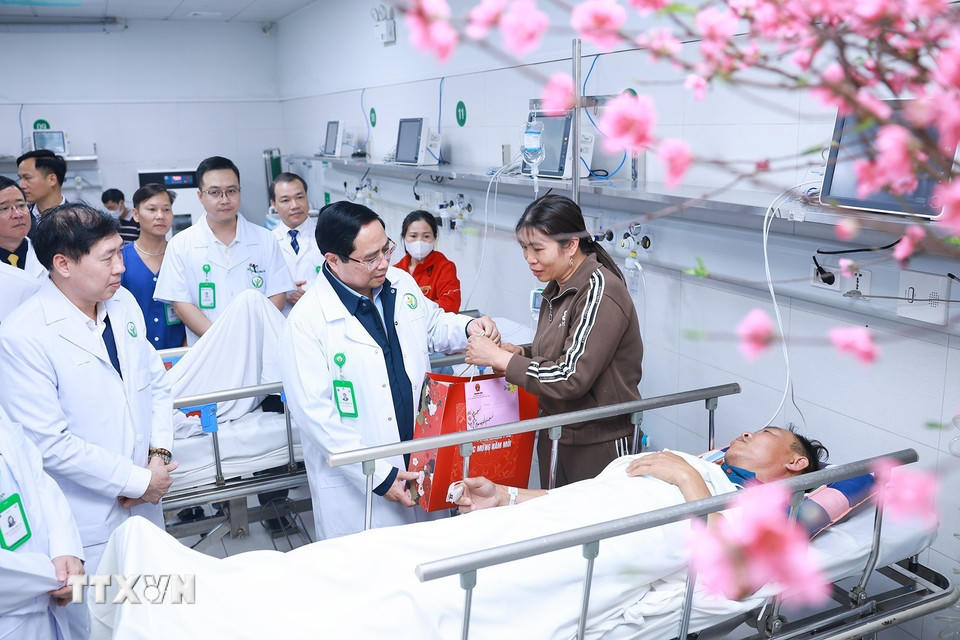Thủ tướng Phạm Minh Chính thăm, chúc Tết, tặng quà cho bệnh nhân đang điều trị tại Bệnh viện hữu nghị Việt Đức. (Ảnh: Dương Giang/TTXVN).