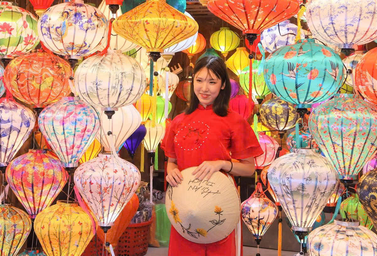 
Du khách check in bên bờ sông Hoài. Ảnh: Tấn Thành.