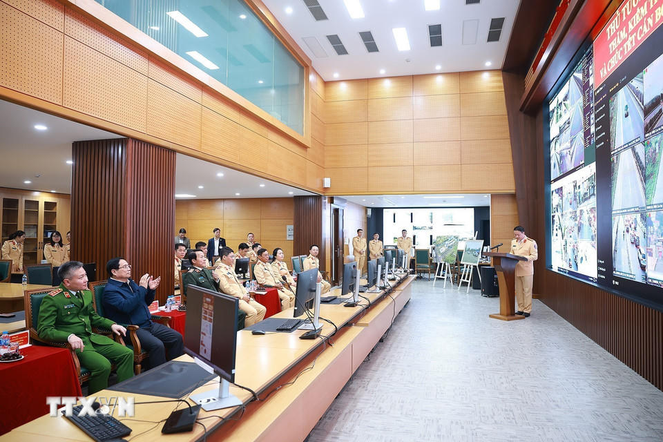 Thủ tướng Phạm Minh Chính kiểm tra công tác đảm bảo trật tự an toàn giao thông của lực lượng Cảnh sát giao thông. (Ảnh: Dương Giang/TTXVN).