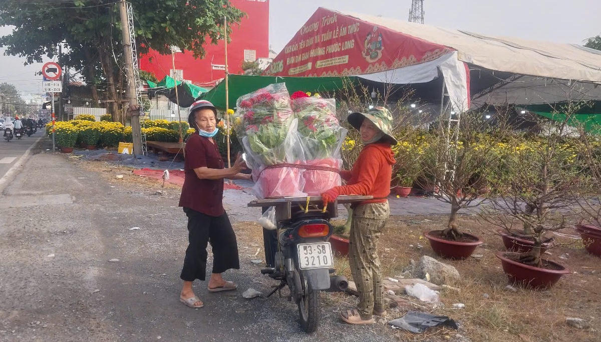 Nhiều người tranh thủ đi từ sáng sớm để chọn cho mình chậu hoa ưng ý, tránh cảnh đông đúc vào buổi chiều và đề phòng giá có thể nhích lên trong giờ cao điểm. Ảnh: S.X