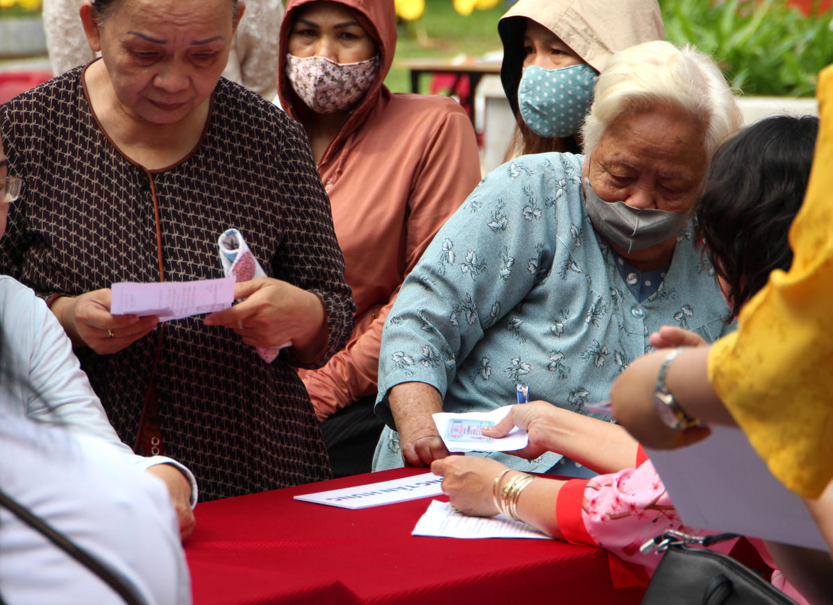 Một hoạt động trao quà Tết cho người nghèo tại phường Tân Hưng. Ảnh: Q.Đ.