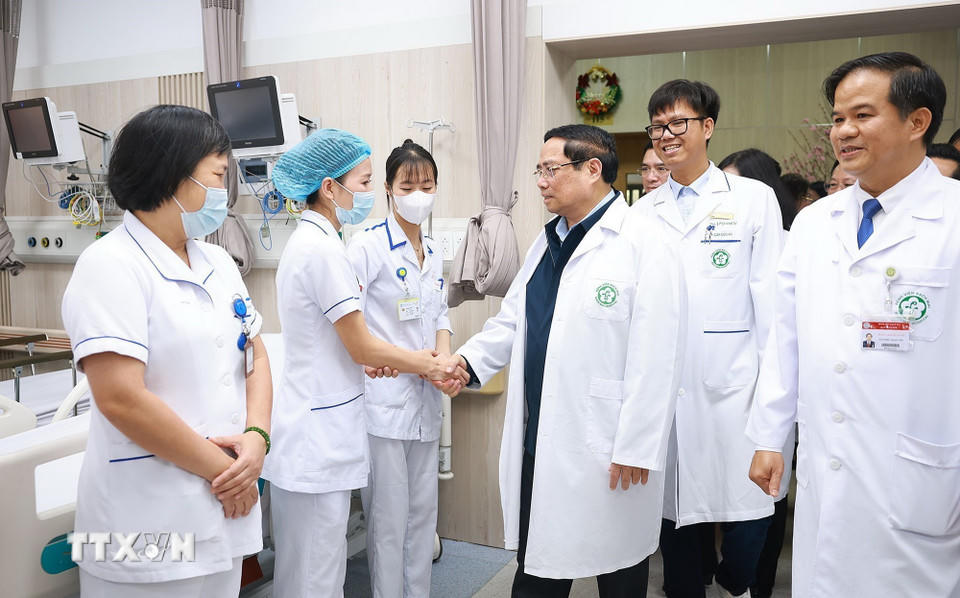 Thủ tướng Phạm Minh Chính thăm, chúc Tết các y sỹ, bác sỹ Bệnh viện Bạch Mai. (Ảnh: Dương Giang/TTXVN).