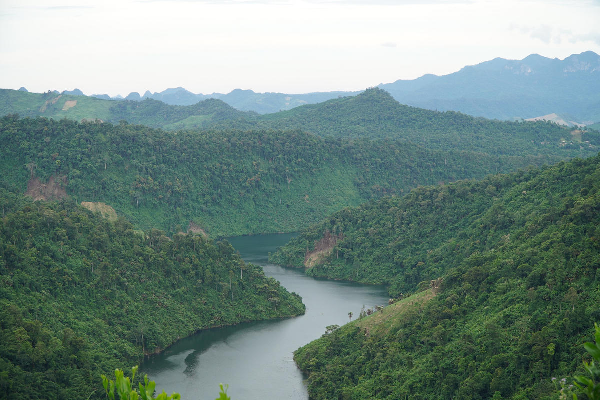 Ngày đầu năm mới, đồng bào Bru - Vân Kiều xuống suối lấy nước mang về cho cả gia đình. Ảnh: X.T