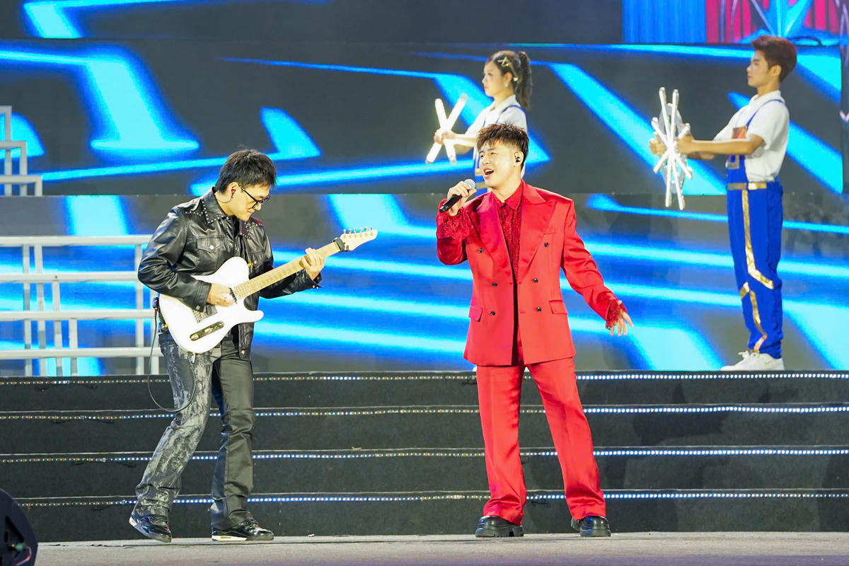 Ca sĩ Hoàng Hải biểu diễn tại&nbsp;chương trình nghệ thuật “Hải Phòng chào Xuân Bính Ngọ 2026”. Ảnh: PT.&nbsp;