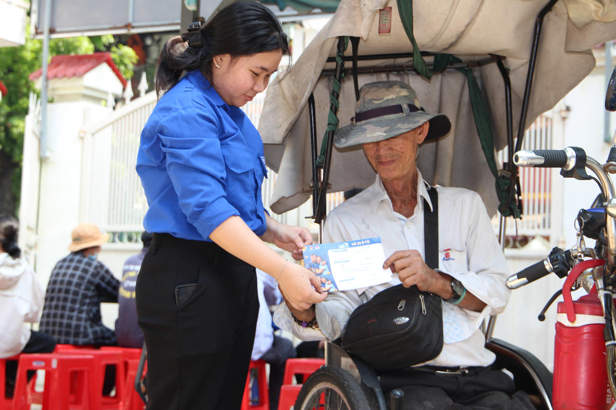 Trao vé xe cho người khuyết tật về quê ăn Tết tại chương trình “Mang Tết về nhà” năm 2026. Ảnh: Q.Đ.