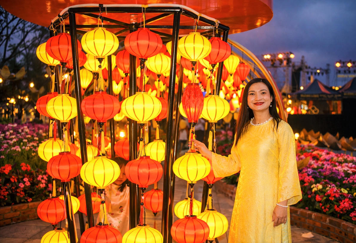 Nhiều người check in bên lồng đèn rực rỡ màu sắc. Ảnh: Tấn Thành.