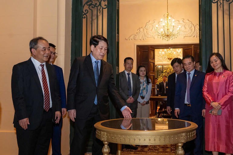 Chủ tịch nước trò chuyện cùng cán bộ, công chức, viên chức, người lao động tại Trụ sở làm việc cơ quan Chủ tịch nước ở Bắc Bộ phủ, số 2 Lê Thạch (ảnh Thủy Nguyên).