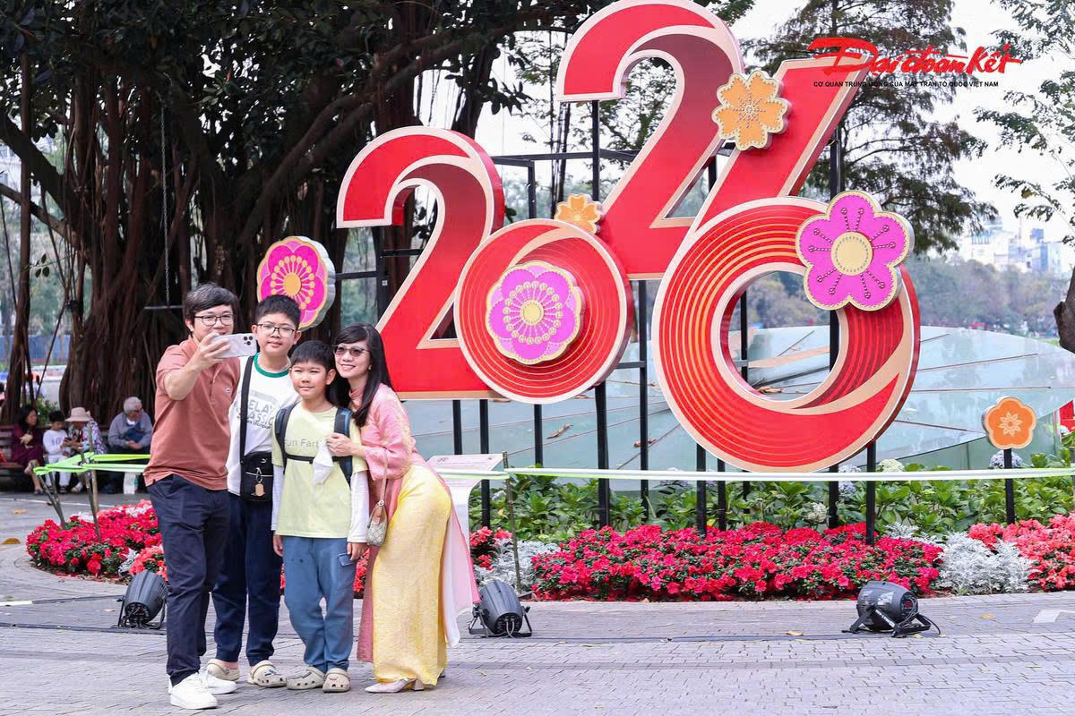 Không ít người tranh thủ dạo phố, ghi lại những hình ảnh bình yên của Thủ đô trong thời khắc chuyển giao sang năm mới 2026.