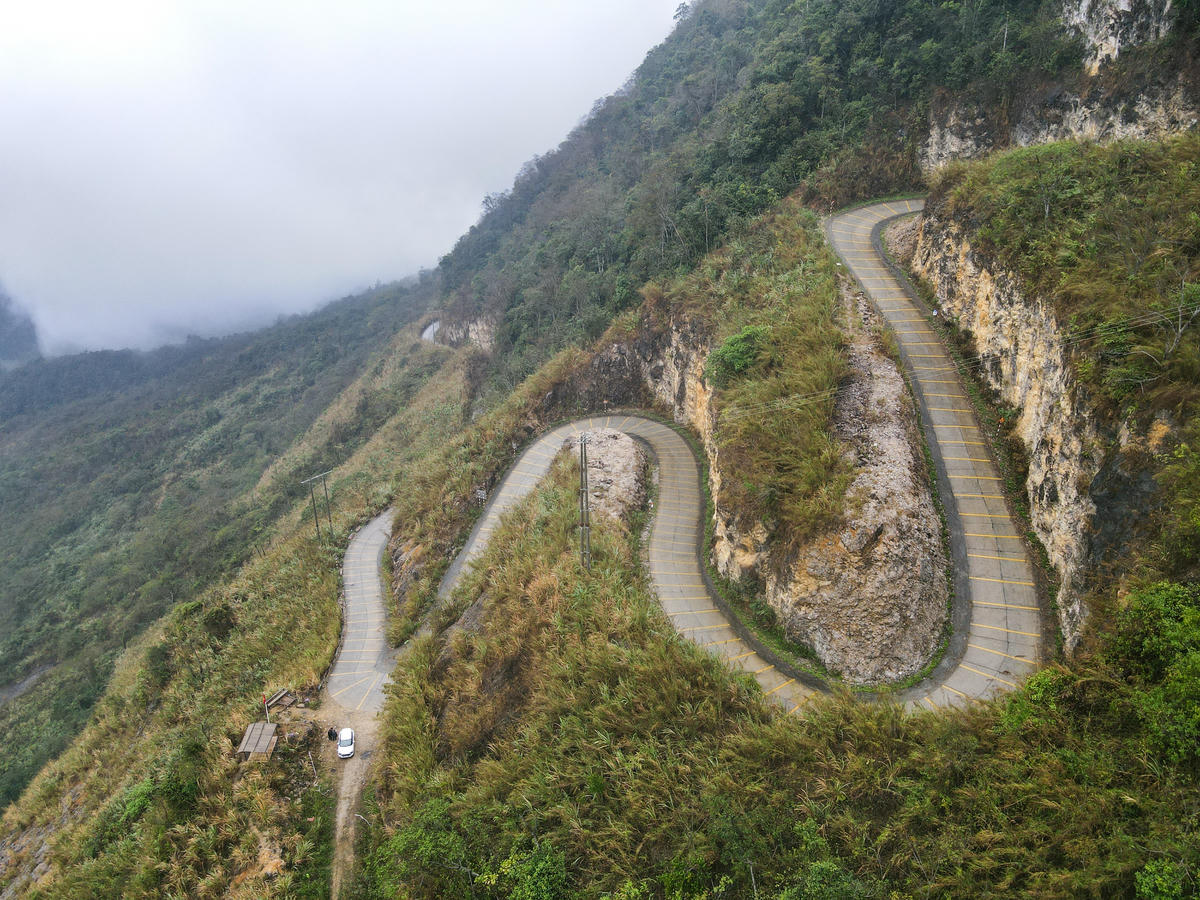 Đường lên Son, Bá, Mười khúc khuỷu, quanh co. Ảnh: Đình Minh.