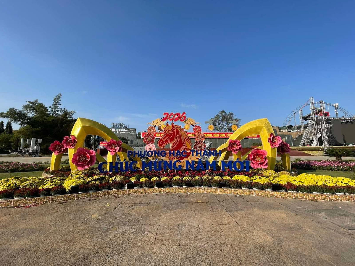 Các phương tiện cá nhân bị cấm đi vào tuyến đường dẫn vào quảng trường Lam Sơn từ 19h30 tối 16/2. Ảnh: Hạc Thành