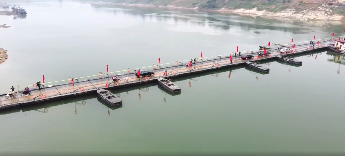 Trong những ngày Tết Nguyên đán, Cầu phao Đoan Hùng được vận hành 24/24h để phục vụ nhân dân đi lại vui xuân. Ảnh: Đ.S.