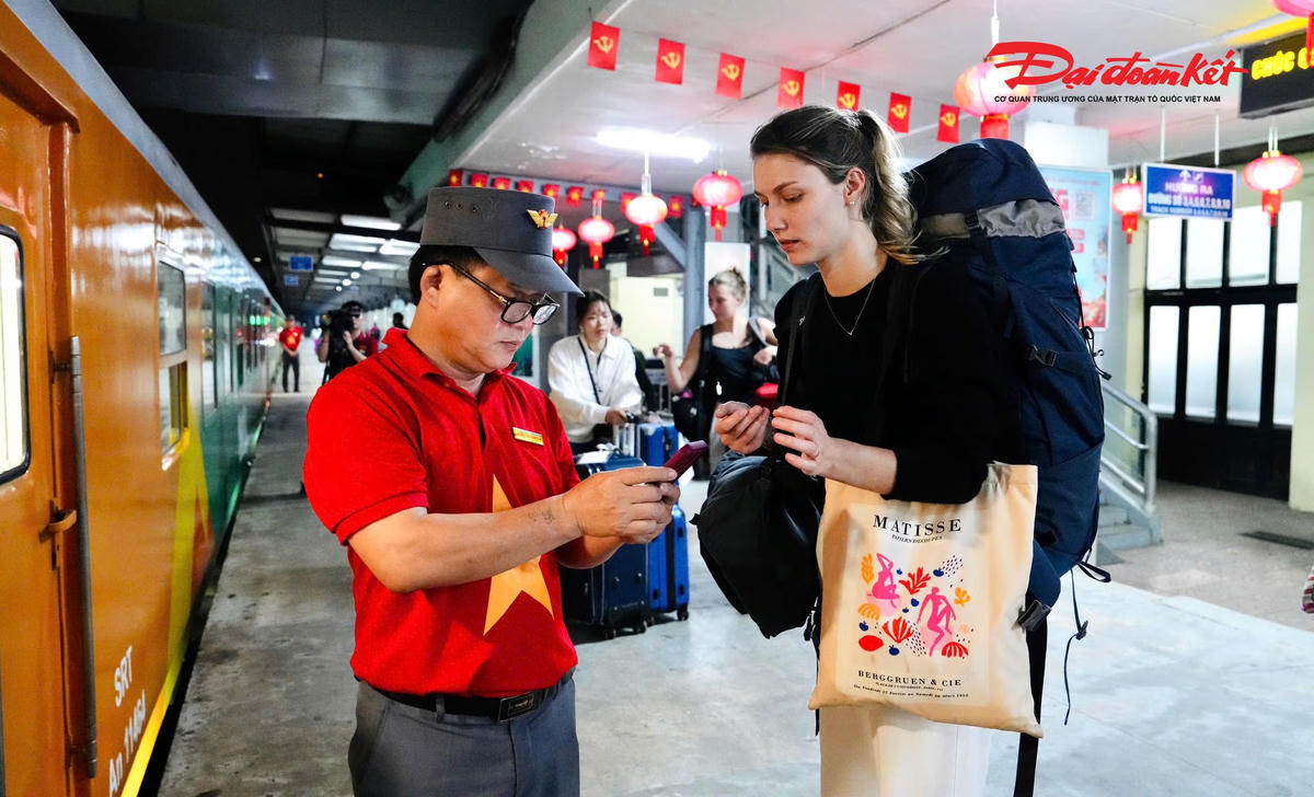 Dự kiến, tàu SE3 sẽ đến ga cuối tại TP.HCM vào sáng mùng 2 Tết Bính Ngọ. Với nhiều hành khách, chuyến tàu không chỉ đơn thuần là hành trình xuyên Bắc – Nam, mà còn mở ra khởi đầu của một năm mới trên những đường ray, hướng về cuộc sum họp ấm áp sau nhiều tháng xa cách. Ảnh: Lê Khánh.