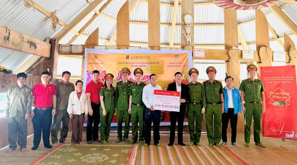 Ông Lê Đức Quang, Phó Giám đốc Agribank CN Quảng Nam và Phòng Cảnh sát Kinh tế Công an TP Đà Nẵng trao hỗ trợ số tiền 100 triệu đồng cho Ủy MTTQ Việt Nam xã Hùng Sơn, TP Đà Nẵng. Ảnh: CV.