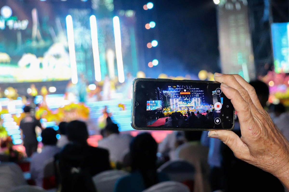 Người dân quay lại chương trình&nbsp;hương trình nghệ thuật đêm giao thừa tại sông viên Sông Hậu. (ảnh: C.A)