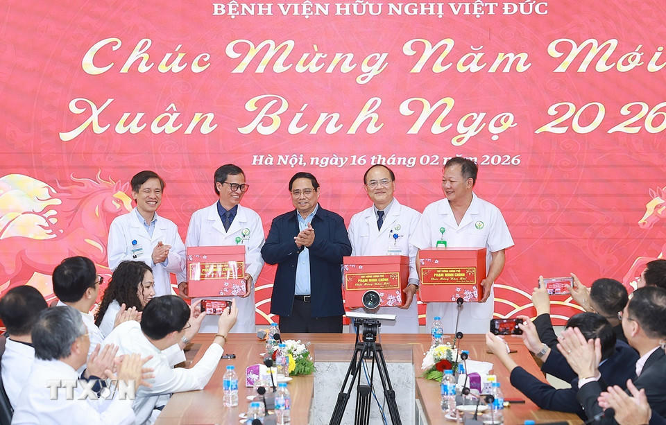 Thủ tướng Phạm Minh Chính tặng quà chúc Tết cho đại diện bác sỹ Bệnh viện hữu nghị Việt Đức. (Ảnh: Dương Giang/TTXVN).
