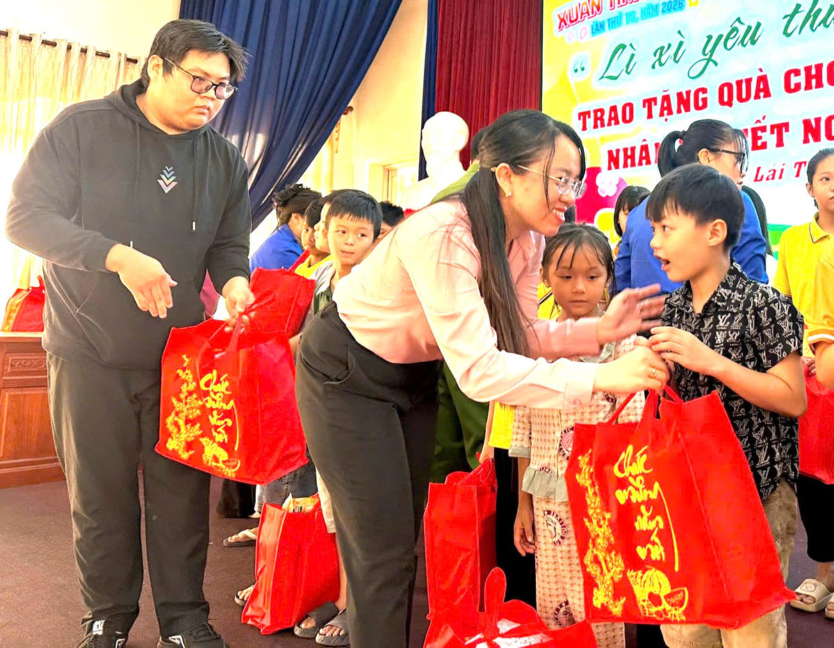 Lãnh đạo phường Lái Thiêu trao quà Tết cho học sinh lớp học tình thương, nhân dịp Tết Nguyên đán Bính Ngọ 2026. Ảnh: Q.Đ.