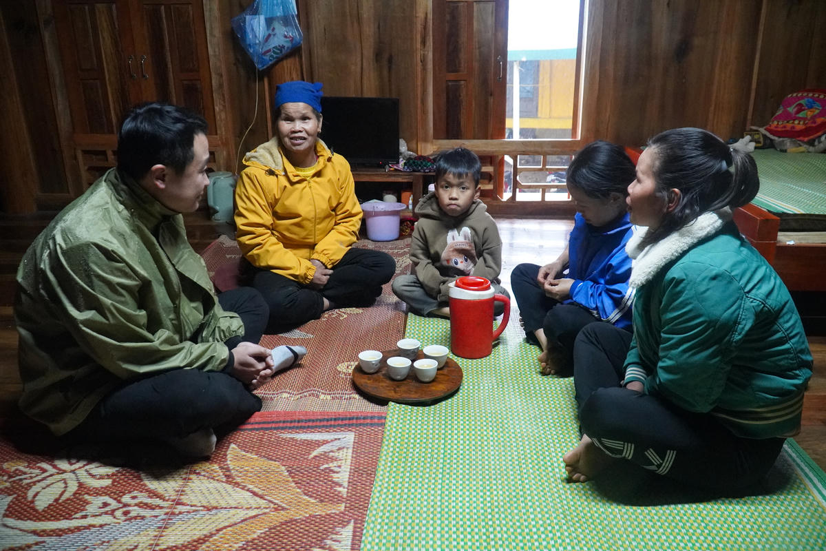 Bà Hoan đón khách trong căn nhà sàn ấm cúng. Ảnh: Đình Minh.