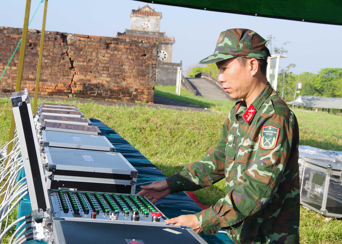 Đồng thời, triển khai lực lượng, phương tiện về các điểm bắn theo kế hoạch đề ra. Riêng tại điểm Kỳ Đài – Ngọ Môn đã thành lập Sở chỉ huy lâm thời để điều hành, chỉ đạo công tác bắn pháo hoa.&nbsp;Ảnh: Q.Đ.