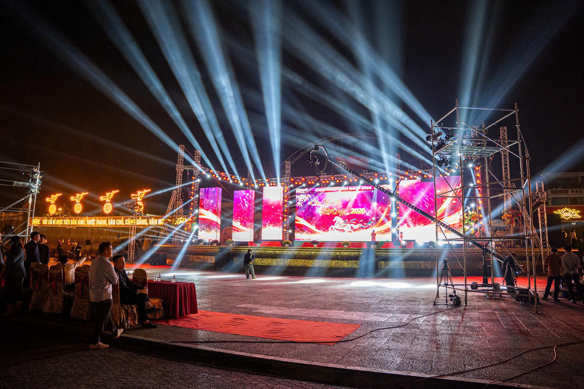 Chương trình nghệ thuật sắp bắt đầu tại quảng trường Lam Sơn. Ảnh: Đình Minh