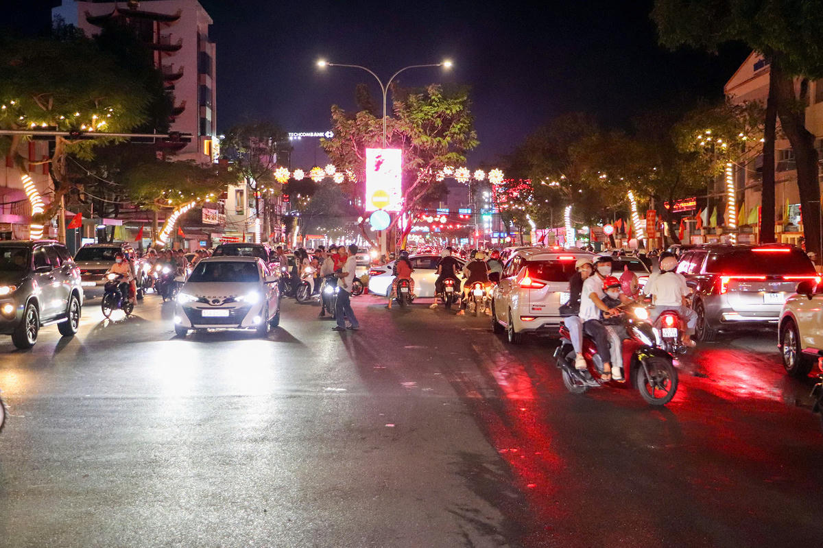 Đường phố tại phường Ninh Kiều đông đúc và nhộn nhịp trong đêm giao thừa. (ảnh: C.A)