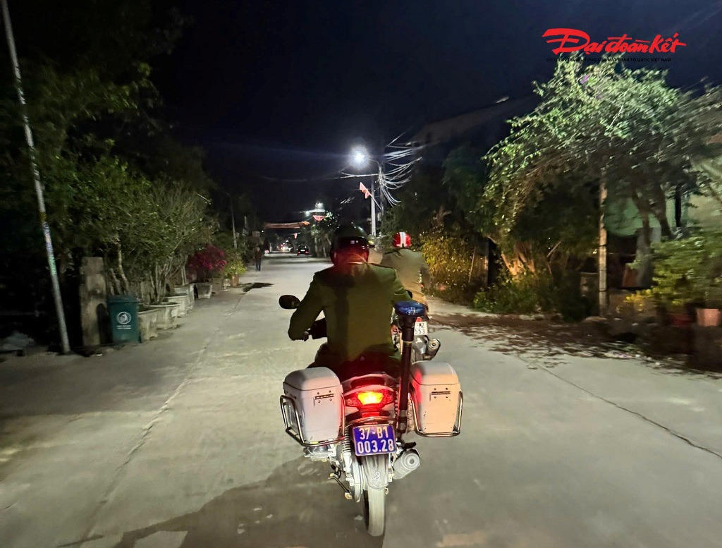 Công an phường Vinh Hưng tăng cường tuần tra, bảo đảm an ninh trật tự dịp Tết Nguyên đán. Ảnh: CL