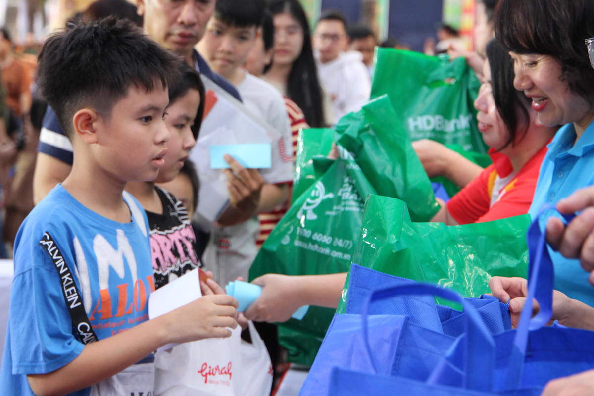 Trao quà Tết cho người nghèo tại Ngày hội “Xuân đoàn kết - Tết nghĩa tình” TP Hồ Chí Minh - Tết Bính Ngọ 2026 do Ủy ban Mặt trận Tổ quốc Việt Nam thành phố tổ chức. Ảnh: Q.Đ.