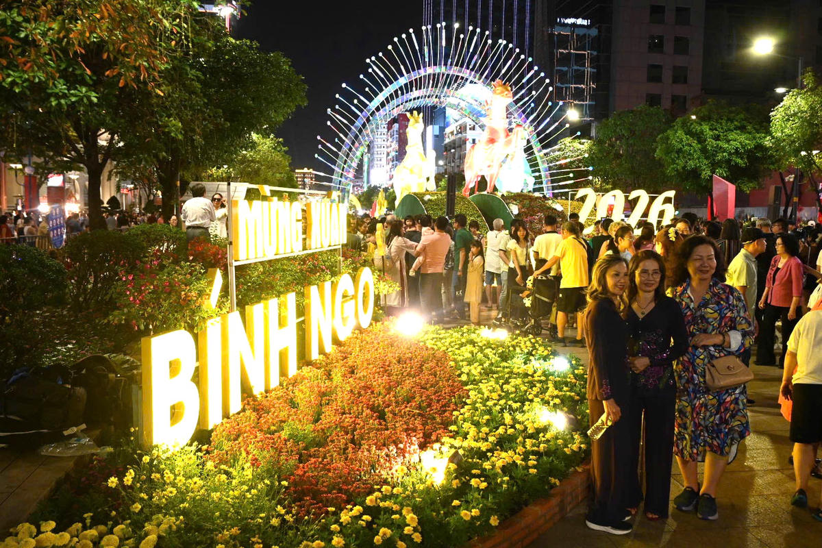 Không chỉ là điểm tham quan, Đường hoa Nguyễn Huệ còn trở thành không gian sinh hoạt văn hóa cộng đồng, nơi mọi người gặp gỡ, du xuân và cảm nhận nhịp sống thành phố những ngày giáp Tết.