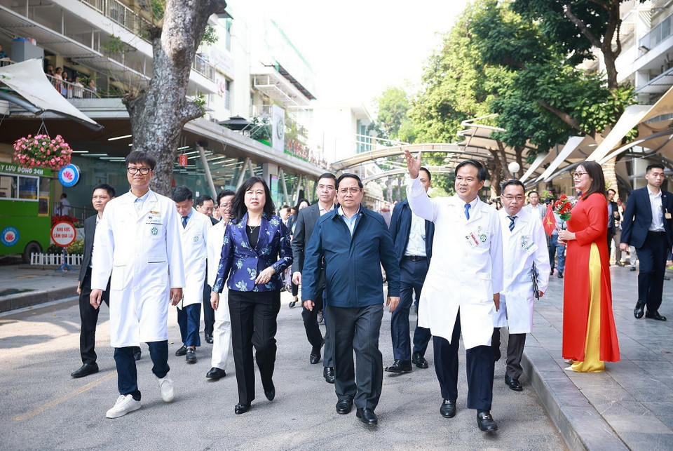 Thủ tướng Phạm Minh Chính thăm, kiểm tra công tác ứng trực của Bệnh viện Bạch Mai. (Ảnh: Dương Giang/TTXVN).
