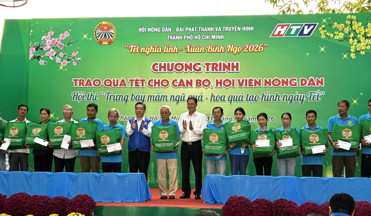 Lãnh đạo TP Hồ Chí Minh và lãnh đạo Hội Nông dân thành phố trao quà Tết cho các hội viên Hội Nông dân thành phố. Ảnh: Q.Đ.