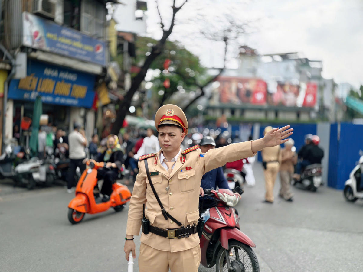 Lực lượng CSGT Hà Nội phân luồng giao thông.