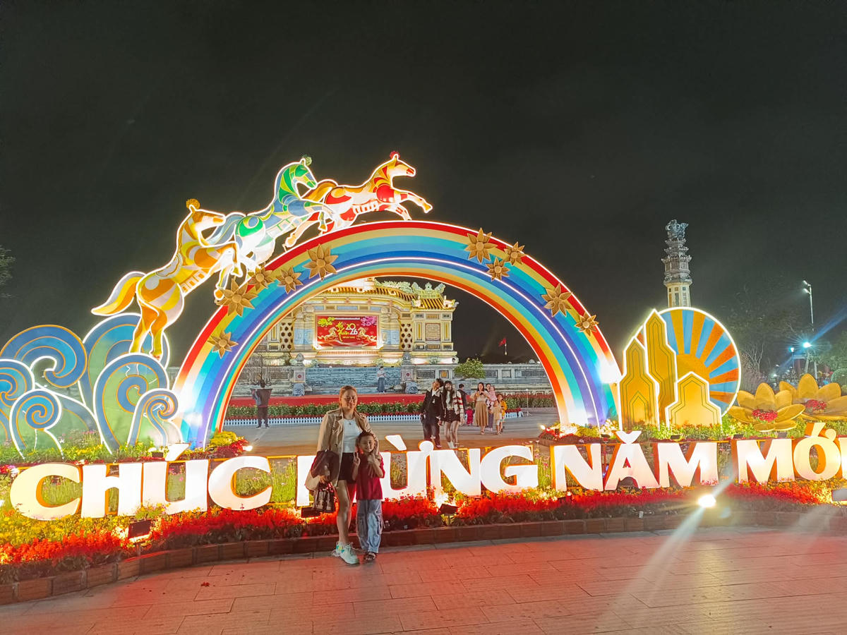 Người dân check-in linh vật Xuân Bính Ngọ. Ảnh: N.Q.